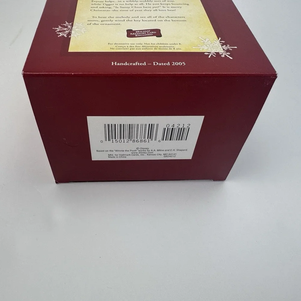 Hallmark Keepsake Ornament Getting Ready For Christmas Winnie the‎ Pooh-2005-NEW